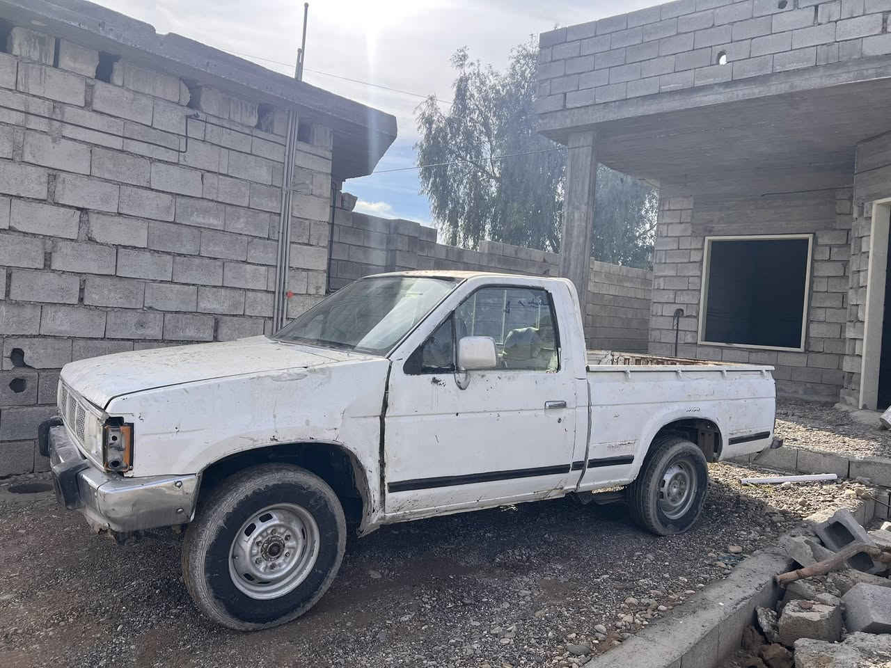 نيسان
حبل 

جاهزه وتمشي 

تايرات جدد

لايتات 

بك لايات 

كير شرط 

محرك بي بخار 

المكان العلم 

***********
