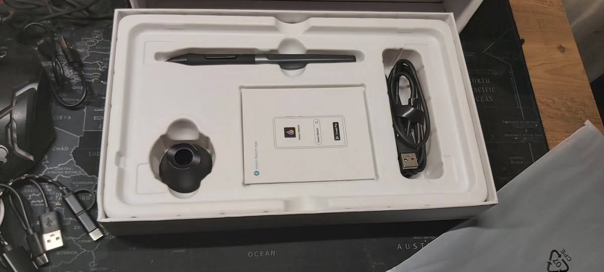 السلام عليكم
 تاب الرسمHuionH640P:
- ماركة huion: علامة تجارية معروفة في مجال لوحات الرسم الرقمية.
- سهلة الاتصال والاستخدام.
- حساسية الضغط 8192 مستوى : توفر تجربة رسم دقيقة ومريحة.
- تدعم أنظمة تشغيل متعددة :  منها ذلك Windows وMac OS وLinux وAndroid.
- ميزة خاصة:
- محمولة وسهلة الحمل.
- مفتاح ضغط قابل للبرمجة.
- قلم PW100: قلم يعمل بدون بطارية، مع 8192 مستوى حساسية للضغط، خفيف الوزن وسهل التحكم بدقة.
- سهلة الحمل في المنزل والعمل والدراسة وأي مكان
- هذه اللوحة خيارًا جيدًا للفنانين والمصممين والمهندسين والأساتذة الذين يبحثون عن تجربة رسم واستخدم دقيقة ومريح في العمل.


**إذا كنت صاحب هذا الإعلان وتريد حذفه لأي سبب، رجاءا أرسل رسالة إلى الدعم الفني**