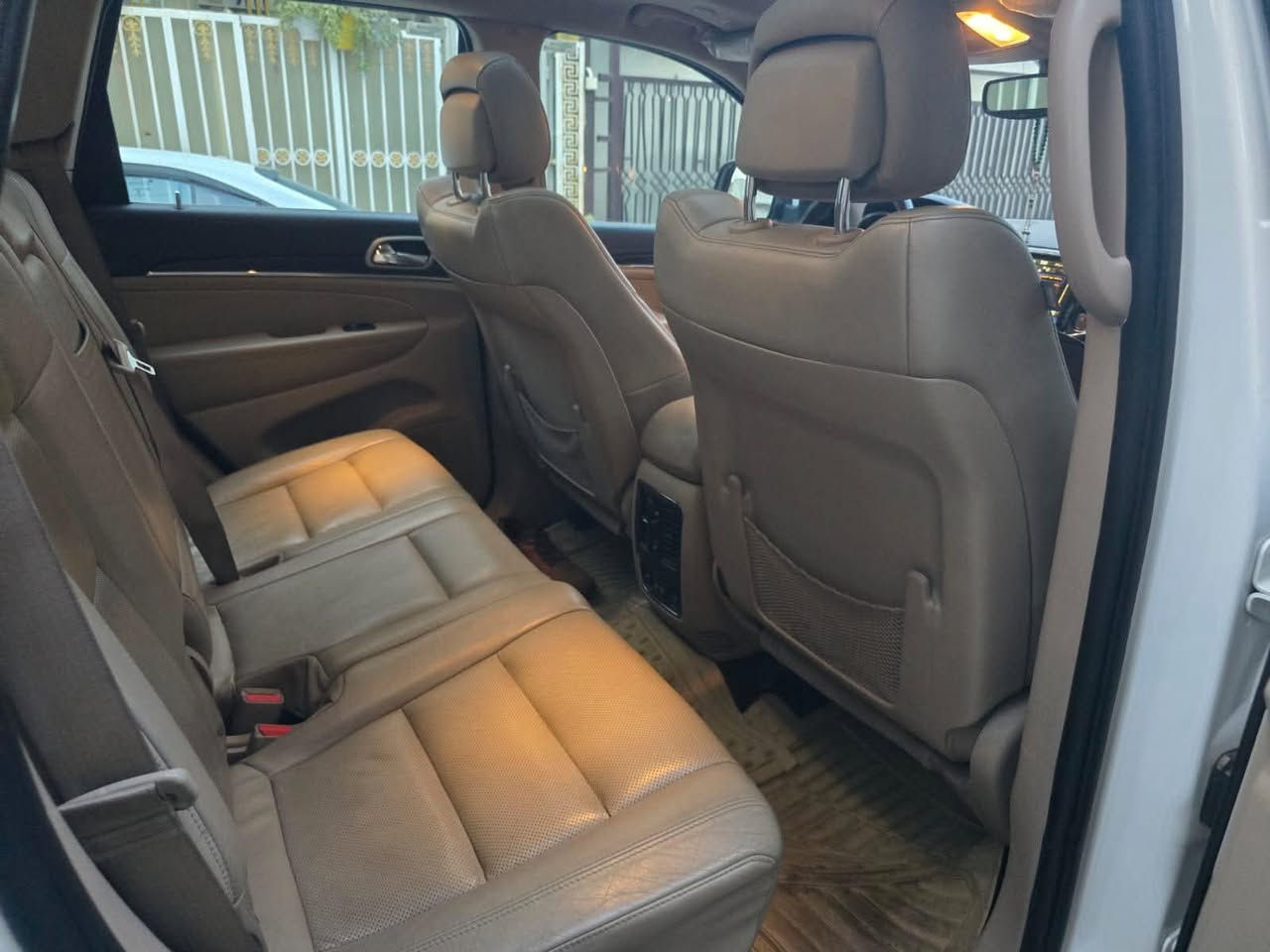 السلام عليكم أخواني الكرام 
للبيع ان شاءالله و اعتذر عن المراوس 
JEEP LIMITED GRAND 2019
جيب كراند شيروكي ليمتد واحد على واحد و خليجية و كفاله عامة من الفتح و التبديل 
رقم بغداد الدولي  
السيارة فول مواصفات 
دخول و تشغيل ذكي 
 محرك 6 سلندر كفالة من الفتح و التصليح للمحرك و الكير 
صدر امامي و خلفي بلادي جديد 
تبريد ثلج امامي خلفي 
ماشية ١٠٠ الف ميل
ماوس لوضعيات القيادة 
كشافات امامية 
يدات ابواب نيكل 
ويل كب فراشة مع مرايا قابلة للطي كهربائية
رادار امامي مع مانع تصادم . 
تحديد مسار و تحذير النقطة عمياء
مع شفتات بالستيرن
كاميرا خلفية مع حساسات 
بانوراما و داخل بيجي مع الصاج الملكي كراسي جلد مع كهرباء و تدفئة تبريد
 تشغيل عن بعد و جنطة كهرباء 
كراسي ذاكره و ليد امامي خلفي و محدد سرعة . 
اوتو ستوب مع نظام التشغيل والاطفاء الاوتوماتيكي .
باقي تفاصيل السيارة واضحة بالصور المرفقة
السعر ٢٥٥ ورقة قابل للتفاوض بعد المعاينة و فحص السيارة في اي سونار يعجبك
مكان السيارة الجادرية او السيدية
هاتف: سيم كارت مع واتس اب

***********
