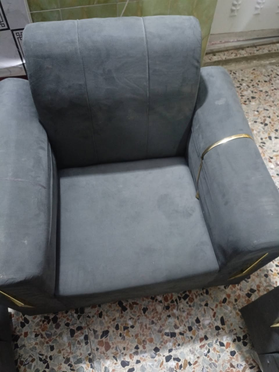 اربع مقاعد تخم نضيف ضرر بس الي موجود بتصوير السعر 100 قفل رقم الهاتف ***********
