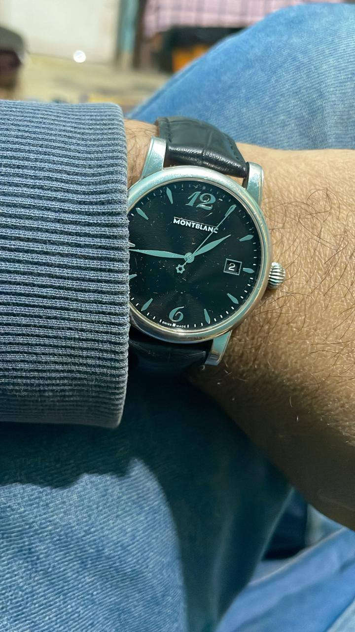 ساعة يد ماركة mont blanc اصليه بتصميم أنيق 
مينا سوداء مستديرة 
علامات ساعه معدنيه وارقام 12,6
خاصية عرض التاريخ عند الساعة الثالثة 
شاشة من الزجاج الزفير مقاوم للخدوش والصدمات 
هيكل وابزيم من الفولاذ 
سوار جلد اسود


**إذا كنت صاحب هذا الإعلان وتريد حذفه لأي سبب، رجاءا أرسل رسالة إلى الدعم الفني**
