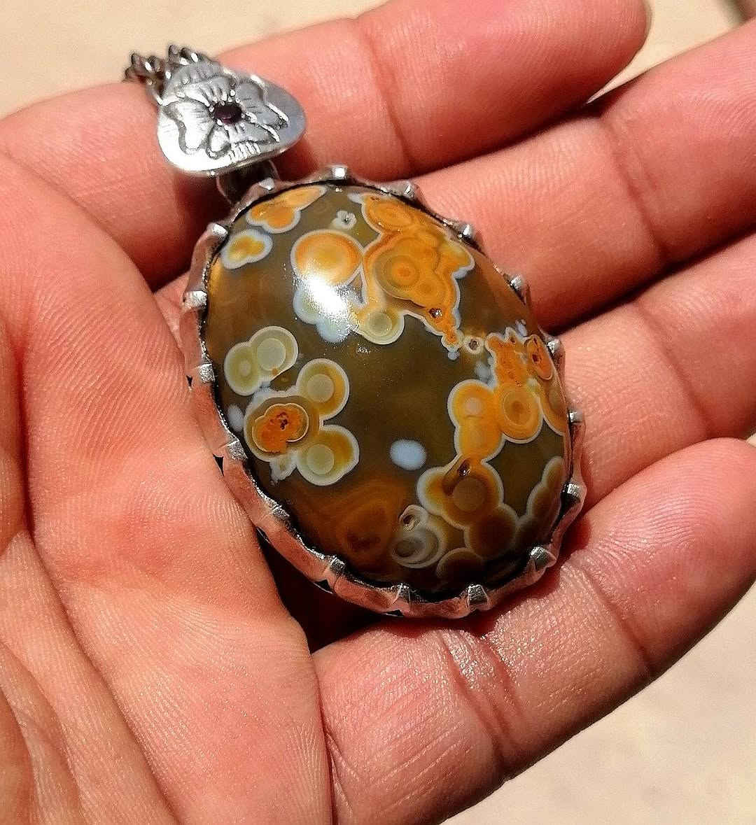 النوادر هيه غايتنا في الاقتناء نحن نختار لكم الأحجار النفيسه التي يبحث الهوات عنها نقدم لكم جوهره الداودي القديم ((كلاده)) تمتاز بالوانها البراقه الطبيعي ذات صياغه في غايه الروعه للبيع على الخاص اوالاتصال على الرقم التالي ***********
