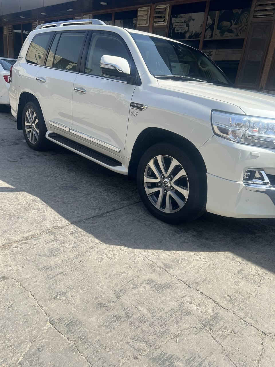 السلام عليكم
لاندكروز موديل ٢٠VXS / ٥/٧٠٠

كفاله عامه 

ماشيه ٦٧ الف 

جكات تخم تاير دلوب 

مكان الأنبار 

رقم بغداد 

السعر ٦٢ 

***********
