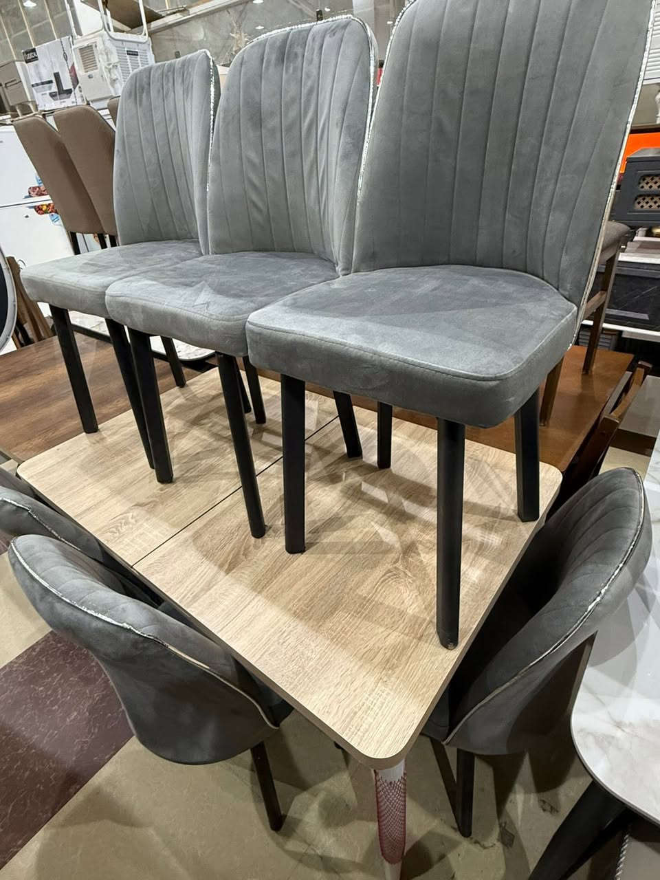 معرض صلاح آلدين للأثاث المنزلي للجمله والمفرد 
وصول ميز طعام خشب 6 كرسي سلايت يتكبر ويزغر 
كراسي شامو مبطن ثقيل ارجل حديد ثقيل 
يتحمل أوزان ثقيله جدا 
***********
العنوان تكريت الزهور مقابل كليه تربيه البنآت مجاور تانكي المآء قرب غصن الزيتون
