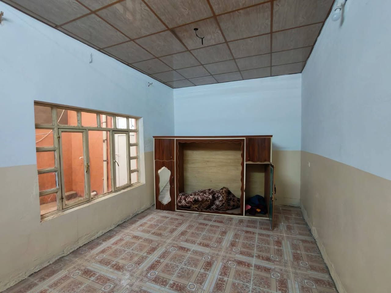 #دار #للبيع--130م 
#العنوان:-بنجاعلي خلف صيدلية شيخاني خلف تجاري 
ماء حلو 
_______________ 
بناء نضيف 
فرع تبليط 

#المحتويات: 
غرفة نوم.هول.مطبخ.استقبال صحيات كراج 
_________________
سعر 42مليون بي مجال
______________________________
#للأستفسار الأتصال على الارقام التالية :-
 ***********
 ***********
