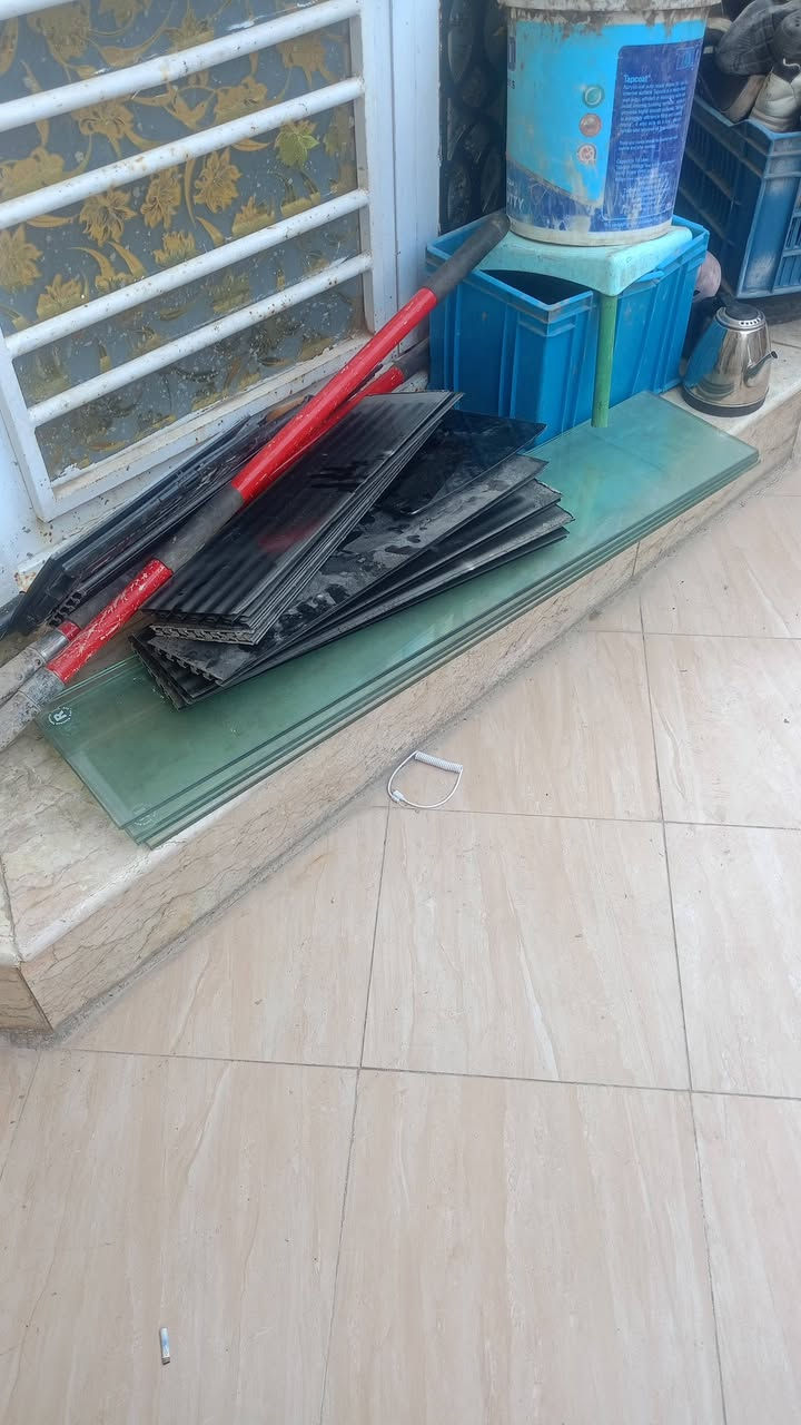 ميز وفاترينه جاهزات
***********
