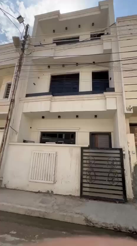 سلام عليكم دار للأيجار
المساحه 50متر 3طوابق بيت جديد غرفتين نوم 
حي دجله شارع11
للأستفسار ***********
