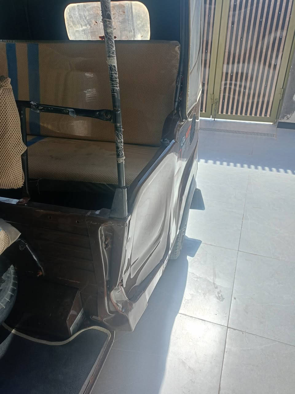 تكتك بياجو  بيه ضربه بلباب ودكمه الباب اليسر موديل 23 أوراق بصره مكينه جديده شادله صاله 6 يام من حورت مكينته مكينه تي بياس موديل 23 شركه شاده من الوكيل صاله 6 يام مراوسه بسيارة حسب القناعه سعر التكتك 6500 /***********

