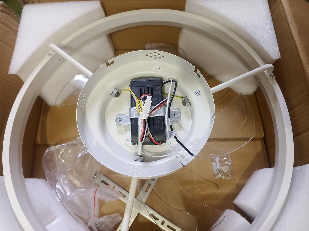 المنتج عبارة عن مروحة سقف حديثة مزودة بإضاءة LED مدمجة وجهاز تحكم عن بعد. 
تتميز بتصميم عصري يدمج المروحة مع وحدة إضاءة في قطعة واحدة.
توفر كفاءة في استهلاك الطاقة مقارنة بأنظمة التبريد الأخرى.
يمكن استخدامها لتوزيع الهواء بشكل مريح في الغرفة.
تأتي مع جهاز تحكم عن بعد لتعديل سرعة المروحة والإضاءة بسهولة
السعر 30 الف


**إذا كنت صاحب هذا الإعلان وتريد حذفه لأي سبب، رجاءا أرسل رسالة إلى الدعم الفني**