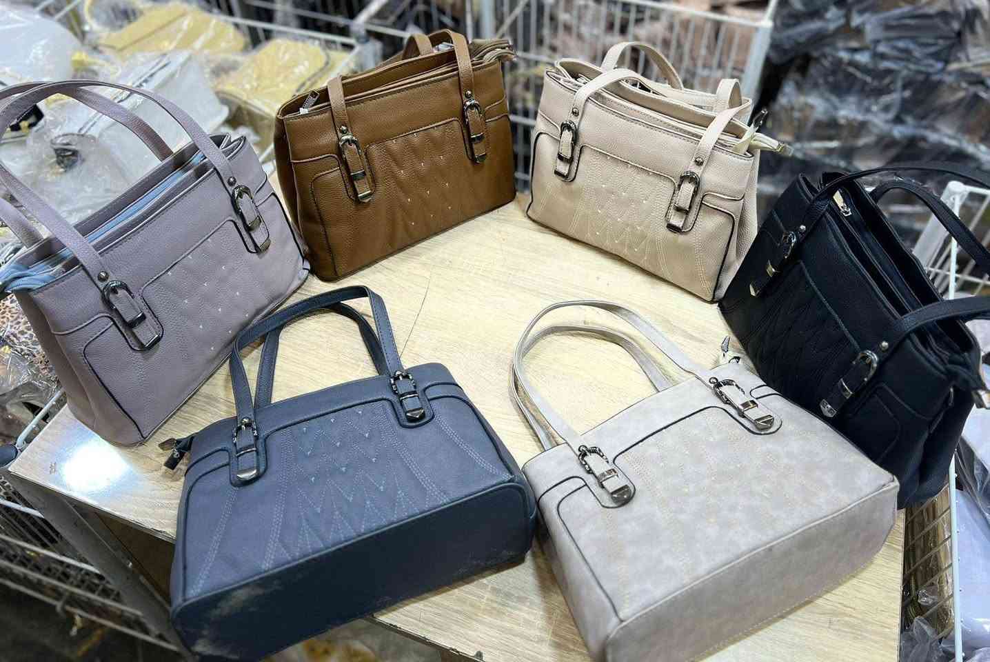 لدينا اجمل الحقائب اليد بإرخص اسعار يتوفر جملة أن لا يقل عن درزن متوفر توصيل لجميع محافظات العراق للتواصل معنا على واتسابwa.me/***********
