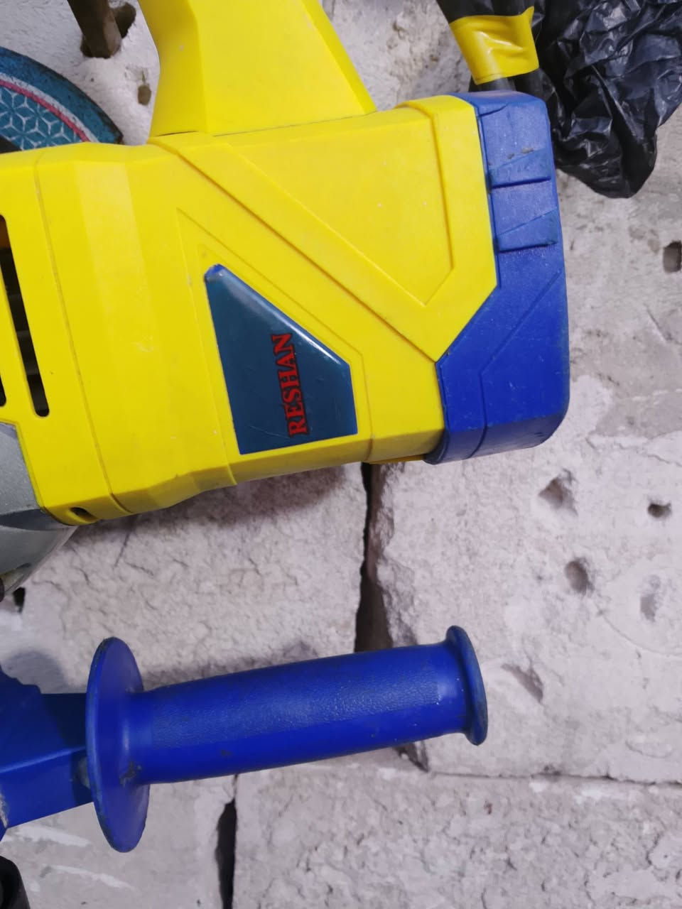 السلام عليكم.
 الاسعار والتفاصيل مذكوره داخل الصور 
دريلات همر وكسارات مستخدم قليل وشرط الفحص 
يوجد توصيل لكفافه محافظات العراق وبغداد 5 آلاف 
*********** يوجد واتساب
