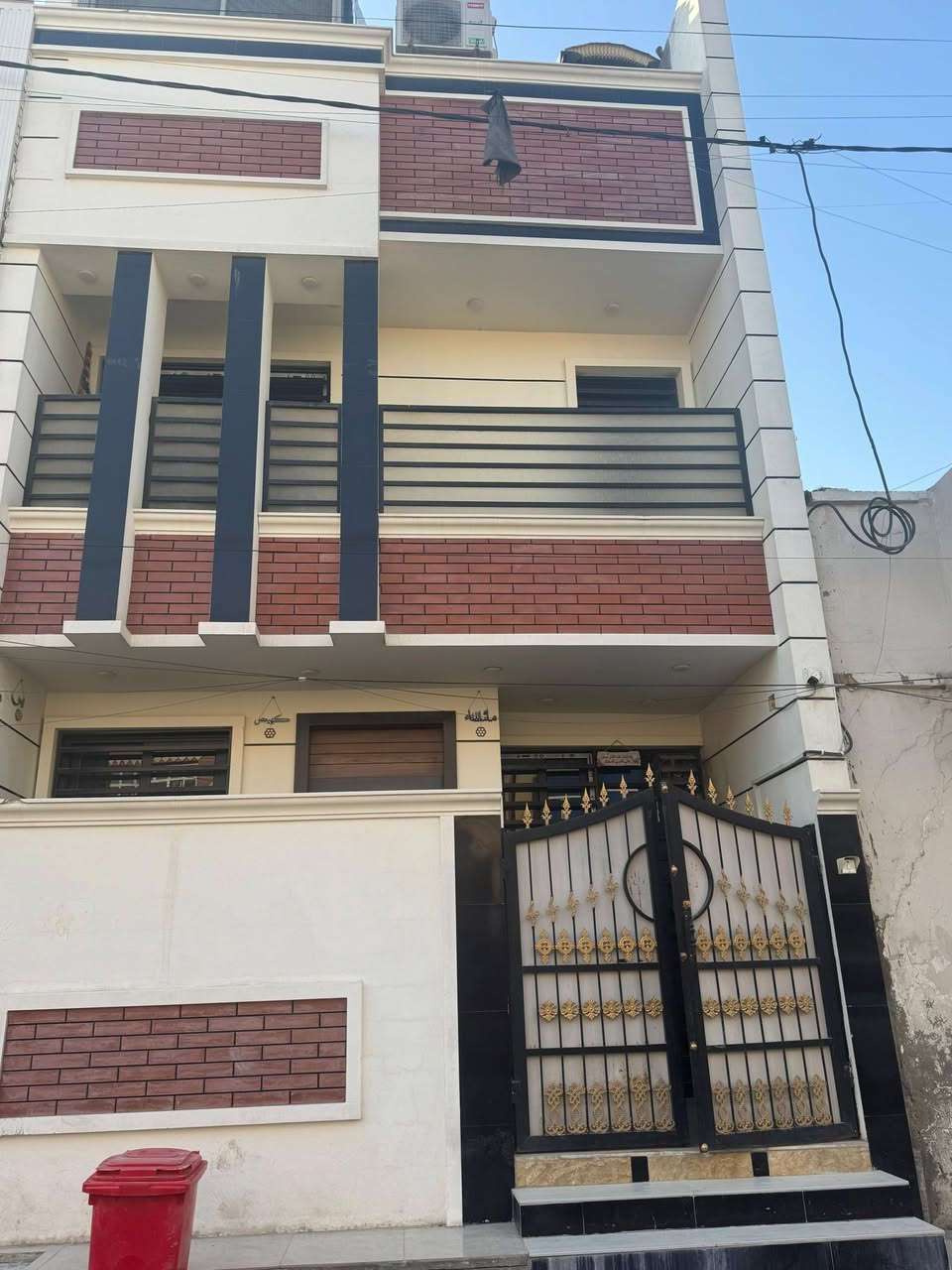 دار للبيع مساحة 90 متر الحرية الثالثة خلف مصور الشاشة بيت مكون من 3 طوابق بناء 2023المدخل طرمة مدخلين استقبال ومطبخ و هول وغرفة منام كبيرة وحمام و منور والطابق الثاني غرفتان وحمام الغرفة الأمامية كبيرة وتحتوي على بلكونة الطابق الثالث غرفة نفس حجم الغرفتين الجوة وحمام وحولي و سطحين سطح ناصي و درج وسطح عالي 
***********
