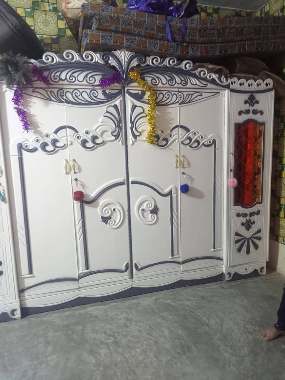 يوجد لدينا غرفه خشب عراقي الون بيضاء العنوان هيت ناحيه الفرات ***********بكل 
***********بكل
