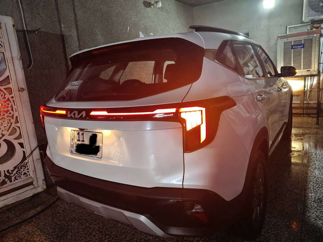 تحيه طيبه على الجميع 
كيا سليتوس 2025 
استلام شهر العاشر  2025
خليجيه فول مواصفات 1/1
ماشيه حاليا 5 الف فقط 
بس حق  مشاوير تثبيت اللوحات 
مكفوله من جميع النواحي 
ولا شخوط ولا رصعات 
زيرو بكل ما تحمل الكلمه من معنى 
الموصفات...
- بانوراما 
- بصمه 
- شاشه كبيره متصله مع داشبول ديجيتل وشاشه للكير 
- كامرا دواره 
- منظومه زينون بلاديه مع ليد امامي وخلفي متصل 
- تبريد قطعتين تحكم لمسي 
- رادار امامي 
- تحديد مسار 
- توقف ذاتي 
- تثبيت سرعه 
- هاند بريك بصمه 
- اوتوهولد 
- حساسات امامي خلفي 
الخ من المواصفات الستاندر
السياره جدا نضيفه 
السبير والعده غير مستخدمات 
مع ارضيات تارتان اصليه وفرشه داشبول جديده 
السعر 18500$ 
يعني ١٨٥ ورقه 
للاتصال ***********
