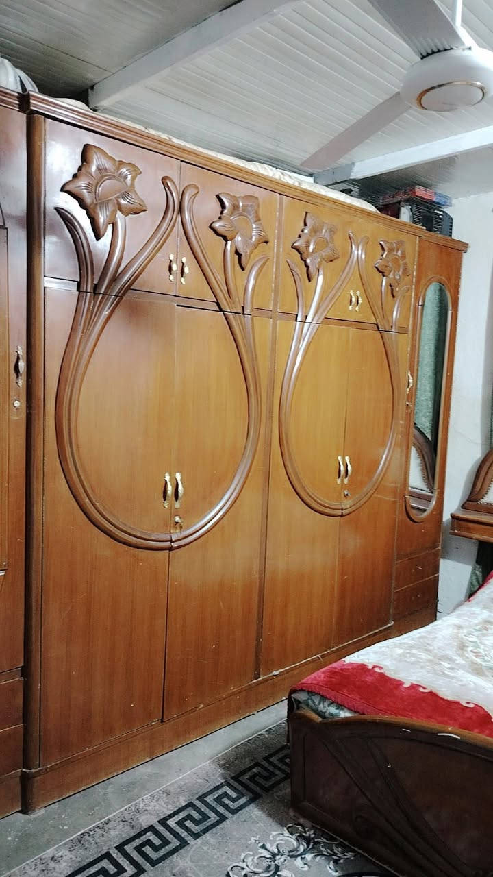 السلام عليكم عندي غرفه صاج اصلي للبيع ٤٠٠ وبيها مجال  ***********
