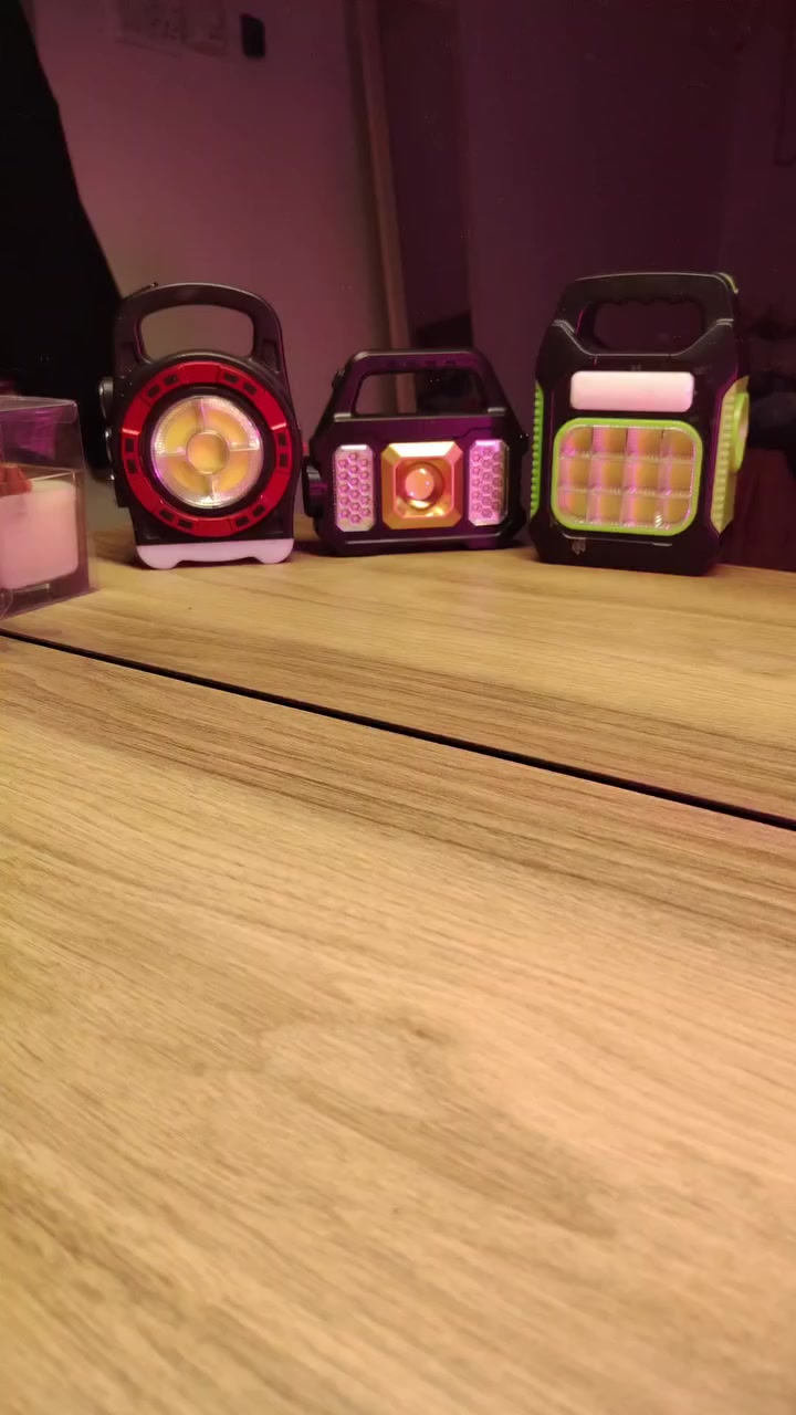 لايت شحن + پاور بانگ طاقة شمسية فعلية JY-978D ☀️🔦 (ما يحتاج كهرباء حتى يشحن ) 
مميزات الجهاز: 
✅ 3 أوضاع إضاءة: كشاف مركزي، إضاءة COB واسعة، وإضاءة طوارئ علوية.

 ✅ شحن مزدوج: يشحن عن طريق الطاقة الشمسية (مثالي للبر والمنازل ) أو عن طريق وصلة USB. 

✅ وظيفة Power Bank: منفذ USB لشحن الهواتف الذكية في الحالات الطارئة. 

✅ بطارية قوية تدوم لساعات .

✅ تصميم عملي: هيكل متين يتحمل الصدمات مع مقبض مريح للحمل.

السعر : 
1 قطعة بـ 10 آلاف مع التوصيل
2  قطع بـ 15 ألف مع التوصيل
3 قطع بـ 20 ألف مع التوصيل 
4 قطع بـ 25 ألف مع التوصيل 

 للحجز والاستفسار: [مراسلة على الخاص ]

📍 التوصيل متوفر لجميع المحافظات .


**إذا كنت صاحب هذا الإعلان وتريد حذفه لأي سبب، رجاءا أرسل رسالة إلى الدعم الفني**