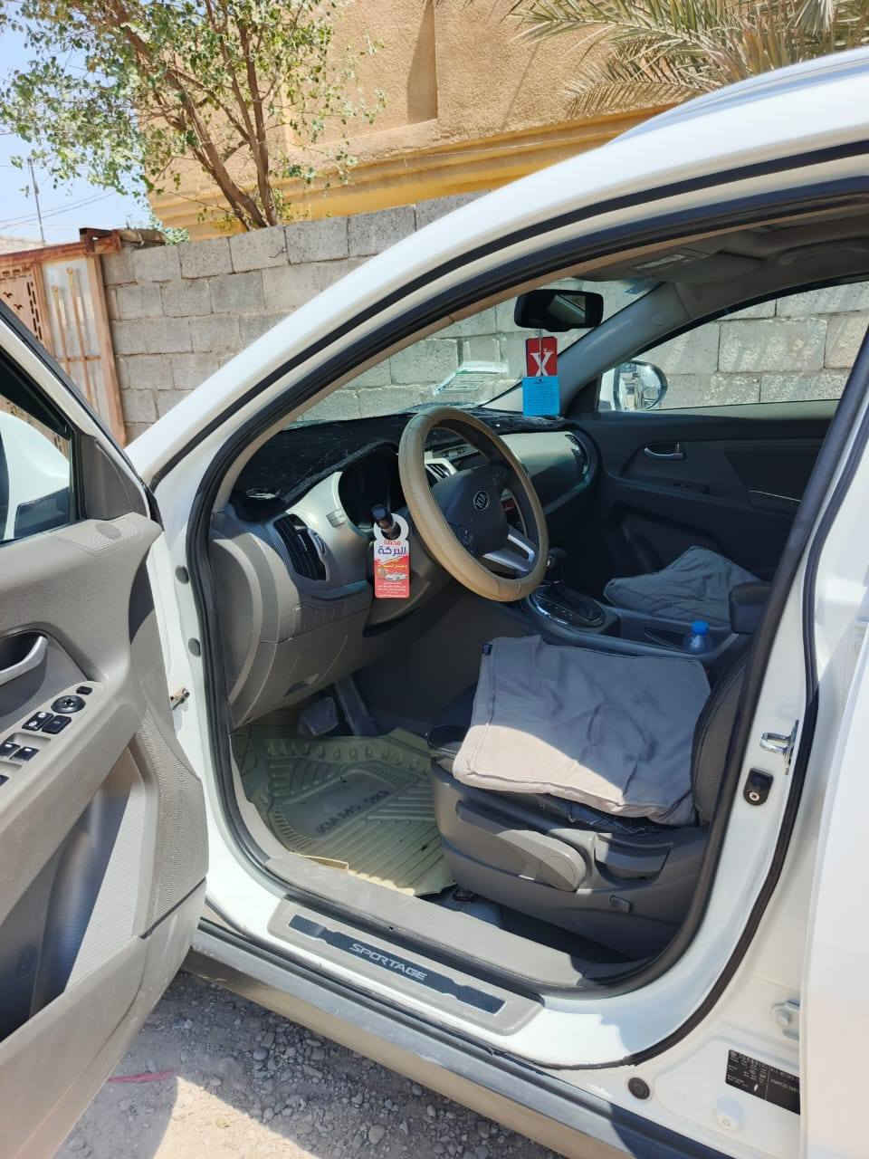 السلام عليكم
تحيه طيبه🌹
سبورتج  11 فول مواصفات خليجيه دوليه
سعر $139 وبيها مجال
محرك 2000
بنوراما
حساس خلفي
مري شفط
كرسي كهرباء للسائق
شاشه +كامره
كشنات جلد بلادي
مكفول من المحرك والكير
 بيها طعجة موضح بالصوره وبيها ملاحظات بسيطه
•..
الاستفسار ***********ديالي بعقوبه
