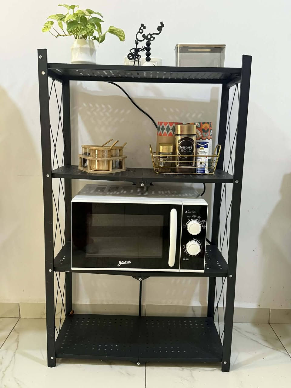 أغراض منزلية للبيع (بداعي الانتقال)
للبيع مجموعة اغراض منزلية مستخدمو بحالة جيدة جدا:
​تفاصيل القطع والمعروضات:
١-تخم خمس مقاعد صدف فقط بي بقع بسيطة الكراسي مخزن قلاب
السعر : 500 الف مع اللوحة والطاولة الوسطية والكوشات
٢-ثلاجة بخاخ اربع ابواب ماركة General Bravo  نظيفة جدا بدون خدوش او عيوب او اعطال ضمان  تبريدها وتوزيعها ممتاز 
السعر 500 الف 

3-​مكتبة (ماركة ايكيا - IKEA).
​السعر: 50 ألف.
​سيت طاولات (3 قطع): مستخدمة بحالة جيدة.
​السعر: 25 ألف.
​ ميكرويف (Aukia).
​السعر: 50 ألف.
​ملاحظات إضافية:
​البيع متاح للقطع المنفردة أو للمجموعة كاملة.
​الحالة: مستخدم نظيف بدون اي اعطال او عيوب فقط الطاولات بيها خدوش بسيطة جدا.
​للتواصل والاستفسار:
***********
