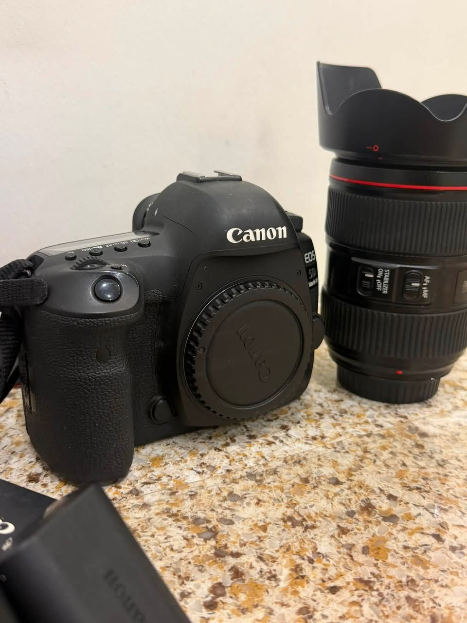 📸 للبيع Canon EOS 5D Mark IV

كامرة احترافية بحالة ممتازة، مناسبة لتصوير الإعلانات، الأعراس، البورتريه، والفيديو.

المواصفات:
✅ فل فريم (Full Frame)
✅ دقة 30.4 ميكابكسل
✅ تصوير فيديو 4K و Full HD
✅ نظام Dual Pixel Autofocus سريع ودقيق
✅ تصوير متواصل 7 صور بالثانية
✅ شاشة لمس 3.2 إنج
✅ واي فاي + GPS مدمج
✅ تدعم عدسات Canon EF (Canon USA)

السعر : مليون و700 الف 
📍 الموقع: بغداد

للاستفسار والتواصل:
📞 ***********

الجاد فقط يراسل، وحياكم الله.
