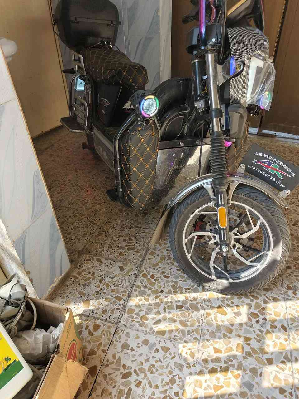 السلام عليكم☺
دراجه شحن 🔋⚡للبيع مثل مموضح بل صوره صارله شهر ونص من مشدوده دراجه نضيفه
سعر800 اي استفسار ***********
