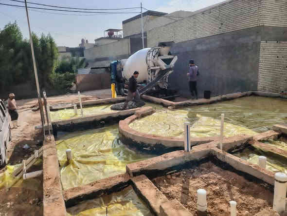 باشرت كوادر مكتب بابل الهندسي اليوم في منطقة البوبيات في محافظة كربلاء المقدسة بأعمال صبّ الأرضيّة بسُمك 10 سم وفق المواصفات الفنية والهندسية.
باشراف الاستشاري المهندس وسام السلطاني
✔️ حدل التربة بثلاث طبقات وبثلاث مراحل حدل متتالية للحصول على أفضل قوة تحمل.
✔️ تصفير التربة بواسطة جهاز الليفِل (Level) لضمان دقّة المناسيب قبل البدء بالأعمال.
✔️ فرش نايلون عازل للرطوبة لحماية الأساسات وزيادة عمر المنظومة الإنشائية.
✔️ الصبّ تم حسب الوزن والمواصفات القياسية مع متابعة وإشراف هندسي مباشر.

مكتب بابل الهندسي – الإسكندرية /شارع المحكمة /قرب المجسر الجديد
✅ نشتغل بدقّة… ونبني بثقة ✅
للتواصل
واتس اب / ***********
م احمد البدراني
