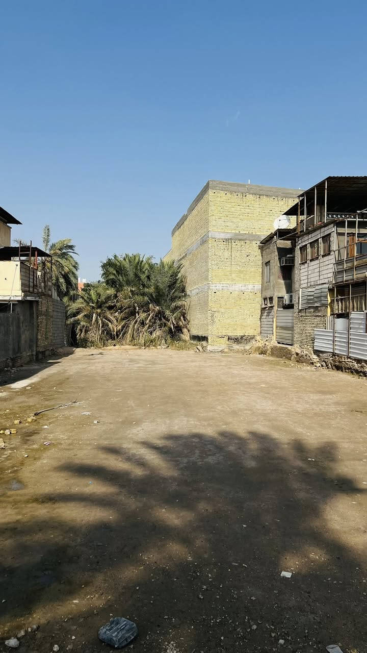 قطعة ارض للبيع في مركز البصرة منطقة حي المعلمين قرب تقاطع مستشفى الجمهوري مقابيل مركز شرطة البصرة يبعد عن شارع بصره عشار 100 متر المساحة الكلية للقطعة 533 متر والواجهة 17 متر موقع جدا مميز والمساحة حلوه سعر المتر 12 ورقة |للأستفسار *********** |#زين_المنصوري
