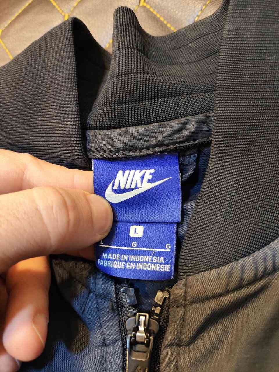 NIKE 
سبورت مطري خفيف 
%باله اوريجنال 100
نظافة ممتازة 
بيها شخط بسيط اخر صورة موضح 
L القياس 
58cm عرض الصدر 
68cm الطول 
السعر 20 الف مع التوصيل
الضرر شخط بسيط بالردن اليمين و موضح بالصورة الاخيرة


**إذا كنت صاحب هذا الإعلان وتريد حذفه لأي سبب، رجاءا أرسل رسالة إلى الدعم الفني**