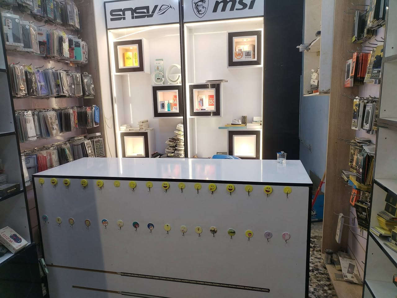 للبيع سعر الفاترينة 110 نظيفات خشب تركي درجة أولى والميز سعره 150 مكاني بابل ***********
