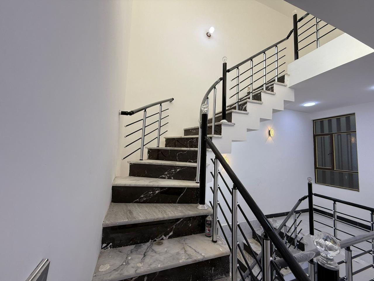 بيت للبيع مساحة 80 متر 
الطابق الأرضي 
خدمات خارجيه 
البيت مدخلين 
استقبال 
وصالة وحمام وغرفه نوم ومنور 
الطابق الأول 
غرفتين نوم وصالة وخدمات 
الطابق الثالث بيتونه وسطحين 
بيت جديد بناء سنة ٢٥ 
حي اور فلكة صباح الخياط 
قرب المركز الصحي لطب الأسنان في الشعب 
وقرب الملعب الخماسي 
السعر ٢٦٥
موبايل 
***********
