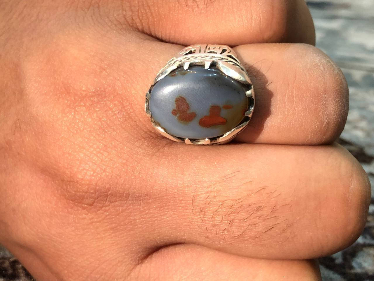 اللهم صل على محمد وال محمد وعجل فرجهم
محبس عقيق شجري مصور بين شخصيتن هما :
سماحة آية الله العظمى السيد الشهيد الثاني محمد محمد صادق الصدر (قدس سرة)
و ابنهٌ سماحة حجة الاسلامية السيد مقتدى الصدر (دام الله عزة الشريف)
محبس عقيق شجري بدون اي تدخل اي خط يدوي من الطبيعة 
محبس،  انعرض للبيع وللتواصل عبر رقم الهاتف : *********** واتساب فقط
