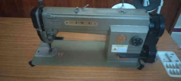 السلام عليكم اخوان عندي هاي المكينة خياطه صناعيه جديده مامستعمله للبيع السعر250 وبيها مجال للتواصل ***********
