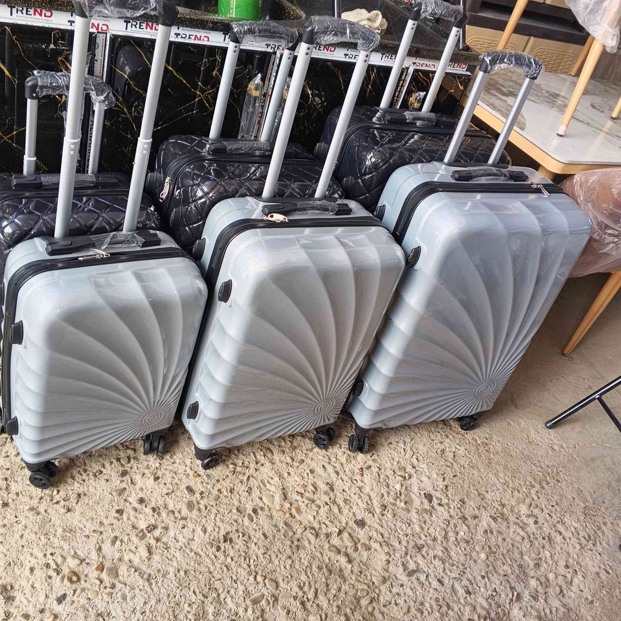 السلام عليكم توفرت وجبه جديدة جنطة السفر الاصليه ام الرمز ضد الكسر العنوان شارع الالف شارع ٤٠معرض المدينه للاثاث ***********
