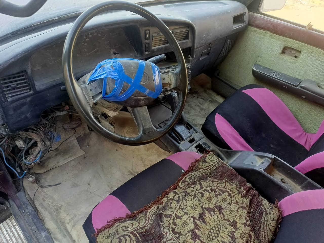 تيوته هاي لوكس مديل92 سنويه بسمي عوزهه كهربايات السياره شغاله وتمشي مكينه وكير خير  من الله سعرهه 28وبيهه مجال ***********
