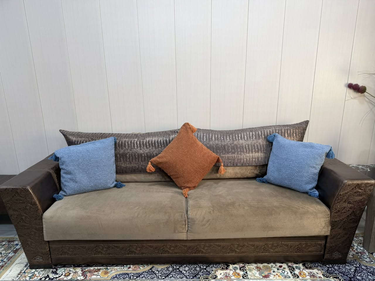 تخم قنفات جلد نظيف للبيع
عشره مقاعد واحد من القنفات تصير مخزن واثنين يصير سرير نفرين وطبله وسطيه والسعر مليون وربع وبي مجال


**إذا كنت صاحب هذا الإعلان وتريد حذفه لأي سبب، رجاءا أرسل رسالة إلى الدعم الفني**