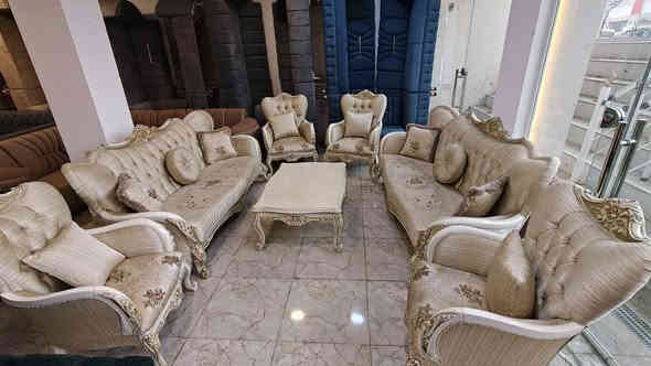 طخم رئاسي كلاسيك تركي مستعمل نظيف جدا جدا جدا 
طخم 10 نفرات خشب زان الاصلي مع ميز وسطي 
نظافة تقريبا 95% موديل حديث لون مميز
للطلب والاستفسار يرجى زيارة موقعنا في الموصل سايدين القادسية الاولى قرب جامع علي بن ابي طالب مقابل ملعب الأمواج أو الاتصال على الارقام التاليه 
***********
***********
***********
