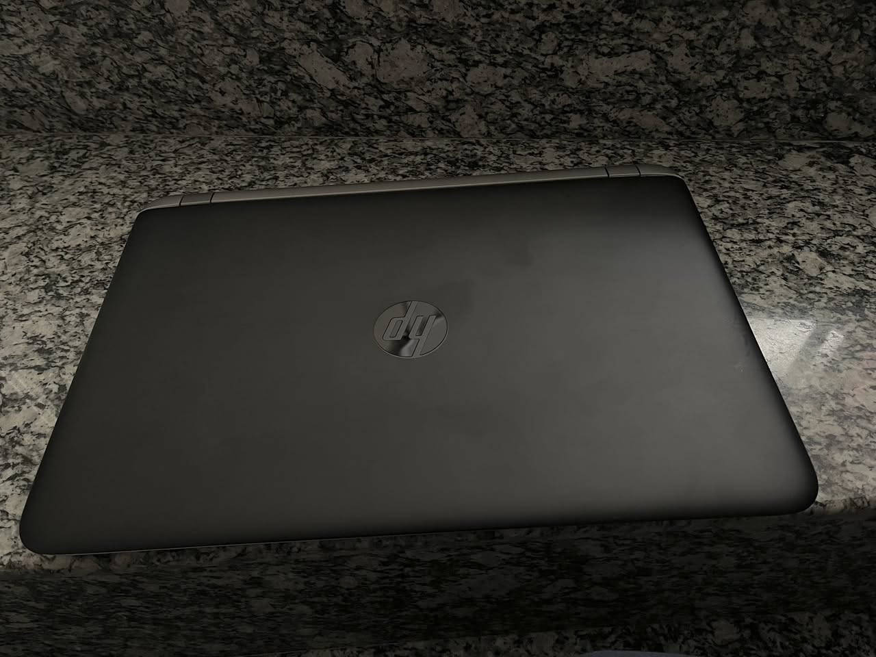 سلام عليكم للبيع: HP ProBook 450 G3 (إصدار شاشة لمس) بحالة الزيرو! 
​ لابتوب HP الجهاز شبه جديد (استخدام قليل جداً)، نظيف جداً جداً وخالي من أي عيوب أو شخوط.
​المواصفات
• ​المعالج: Intel Core i7-6500U (جيل سادس) قوي جداً للمهام الدراسية والعملية.
• ​الشاشة: تدعم اللمس (Touch Screen) بدقة ووضوح عالي.
• ​الذاكرة (RAM): 8GB DDR3.
• ​التخزين: SSD 256GB (سريع جداً في التشغيل وفتح البرامج).
• ​النظام: يعمل بنظام Windows 11 الأصلي (آخر تحديث).
• ​كارت الشاشة: Intel HD Graphics 520.
• ​المميزات الإضافية: 
• ​كيبورد مضيء (Backlit Keyboard) لمحبي العمل ليلاً.
• ​بصمة إصبع (Fingerprint) للأمان.
• ​كاميرا HD مع غطاء حماية.
• ​تصميم معدني 
​حالة الجهاز:
• ​استخدام خفيف جدا
• ​البطارية بحالة ممتازة.
• ​الجهاز سريع جداً في التصفح والبرامج المكتبية (Office) والطلاب.
​السعر: 350,000 دينار عراقي وبي مجال
المكان: بغداد حي الجامعه ومتوفر توصيل
📞 للتواصل : ***********
