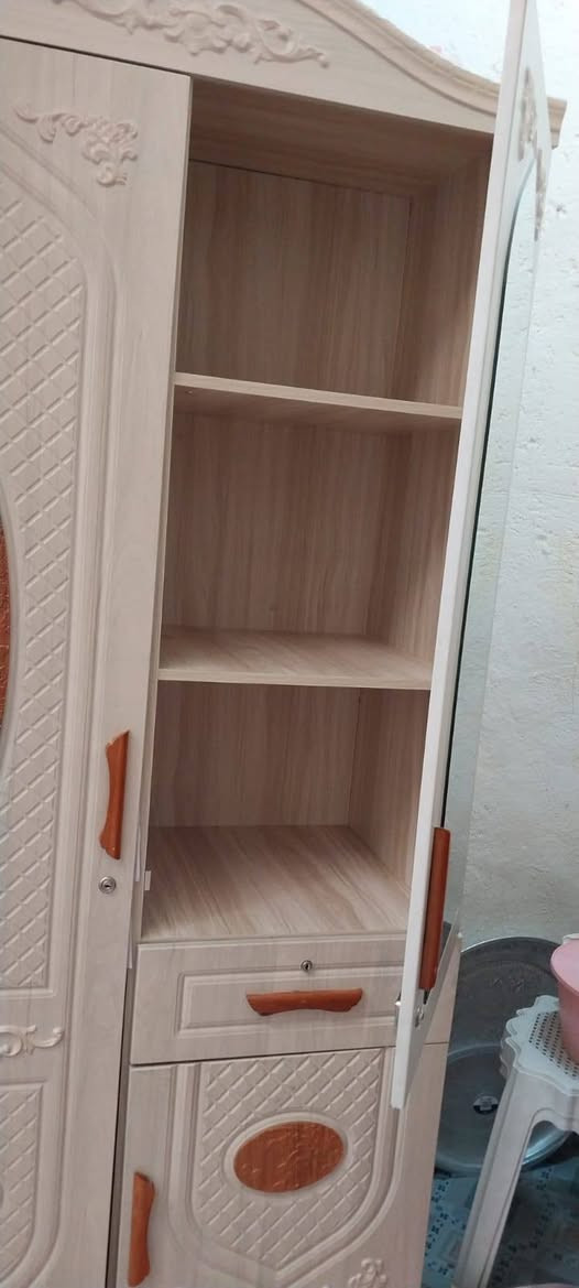 متاح كنتور للبيع نظيف جدا مثل ماواضح بالصورة مشتري 150 جديد رايدة 85 وبي مجال قليل المكان الحلة السياحي قرية الدولاب للتواصل ***********
