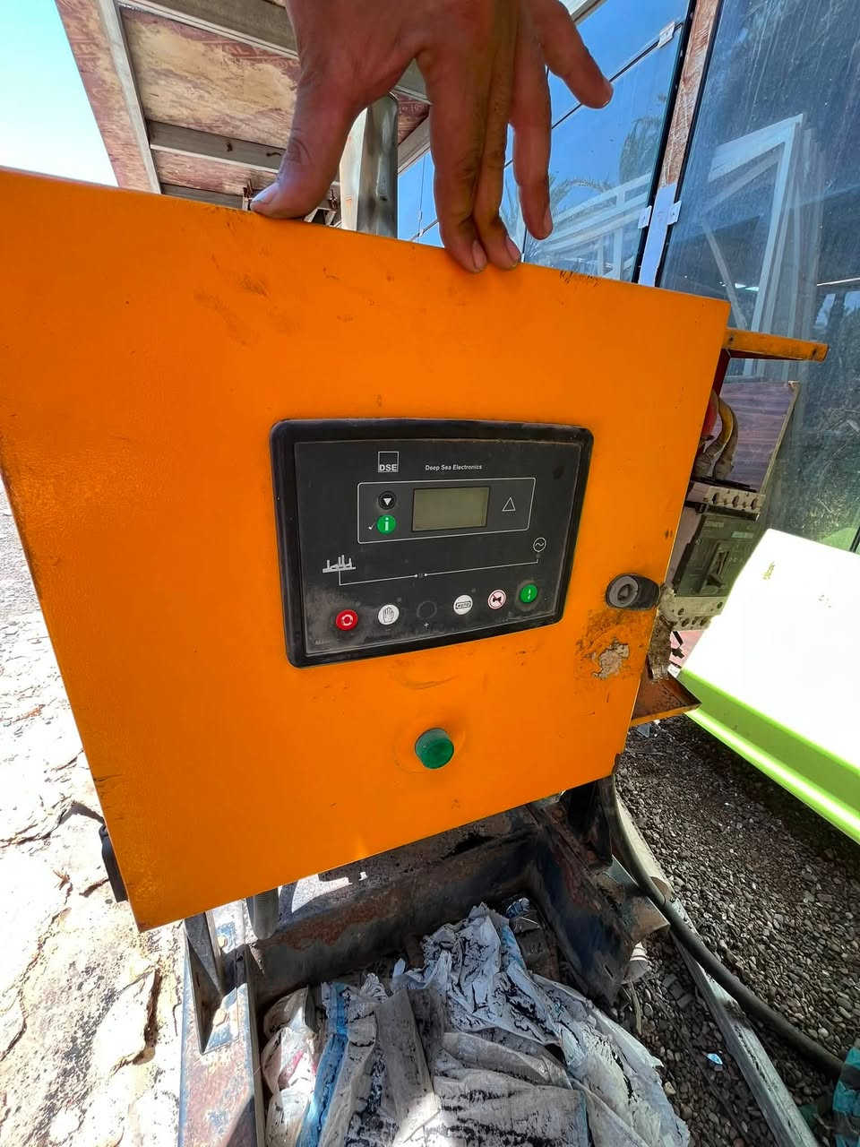 للبيع مولدة بيركنز Perkins أصلية – 110 KVA
✅ محرك Perkins ديزل 6 سلندر.

✅ القدرة: 110 KVA.

✅ رأس التوليد: Leroy Somer الأصلي.

✅ لوحة سيطرة Deep Sea Electronics (DSE).

✅ تشغيل يدوي وأوتوماتيك.

✅ تبريد رديتر.

✅ ثلاثي الطور (3 Phase) – 50Hz.

✅ المكينة شرط، غير مفتوحة نهائياً.

✅ مكفولة من التصليح.

✅ بدون بخار أو نفخ.

✅ جاهزة للفحص والتشغيل، مناسبة للمعامل والشركات والمشاريع.

📍 الموقع: (بغداد الاكريعات)

📞 للاستفسار: (***********
