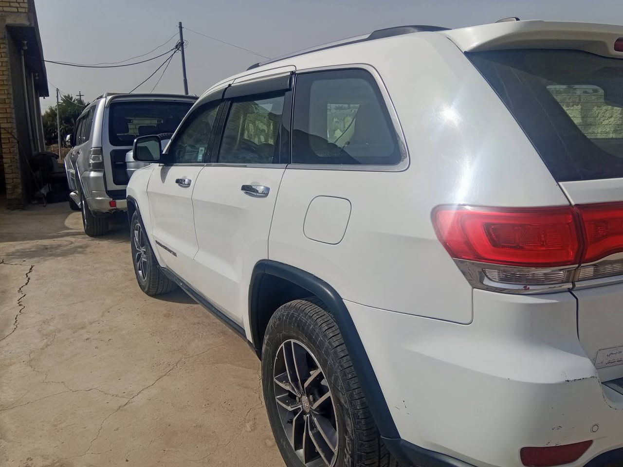 بسم الله الرحمن الرحيم السلام عليكم ورحمة الله وبركاتة 
النوع ♕ جيب كراند شيروكي لمتد // الضرر جاملغ + بونيد حادث تقريباًقوي. بسسسسس شرططط شرططط.  بدون دواخل.  او.شواصي ++ بل عراق نص باب خلفي ++ جاملغ بدون ضربه بدون ضربه بل عراق 
المواصفات 
1/ بونرماا 
2 رادر امامي خلفي   
3/ جنطه كهرباء 
 4/  تشغيل عن بعد 
5/ترحيب ذكي  
6/ اشاير مري 
7/ كشنات كهربائية او تدفئه او تبريد 
8 / بصمتين ابواب 
9//// ارقى سياره بل عالم 😂😂
بعد بيه اهوايه مواصفات معروفه 
سعر مناسب. 
‭0771 163 3010‬ 
العنوان بابل حله محاويل.
