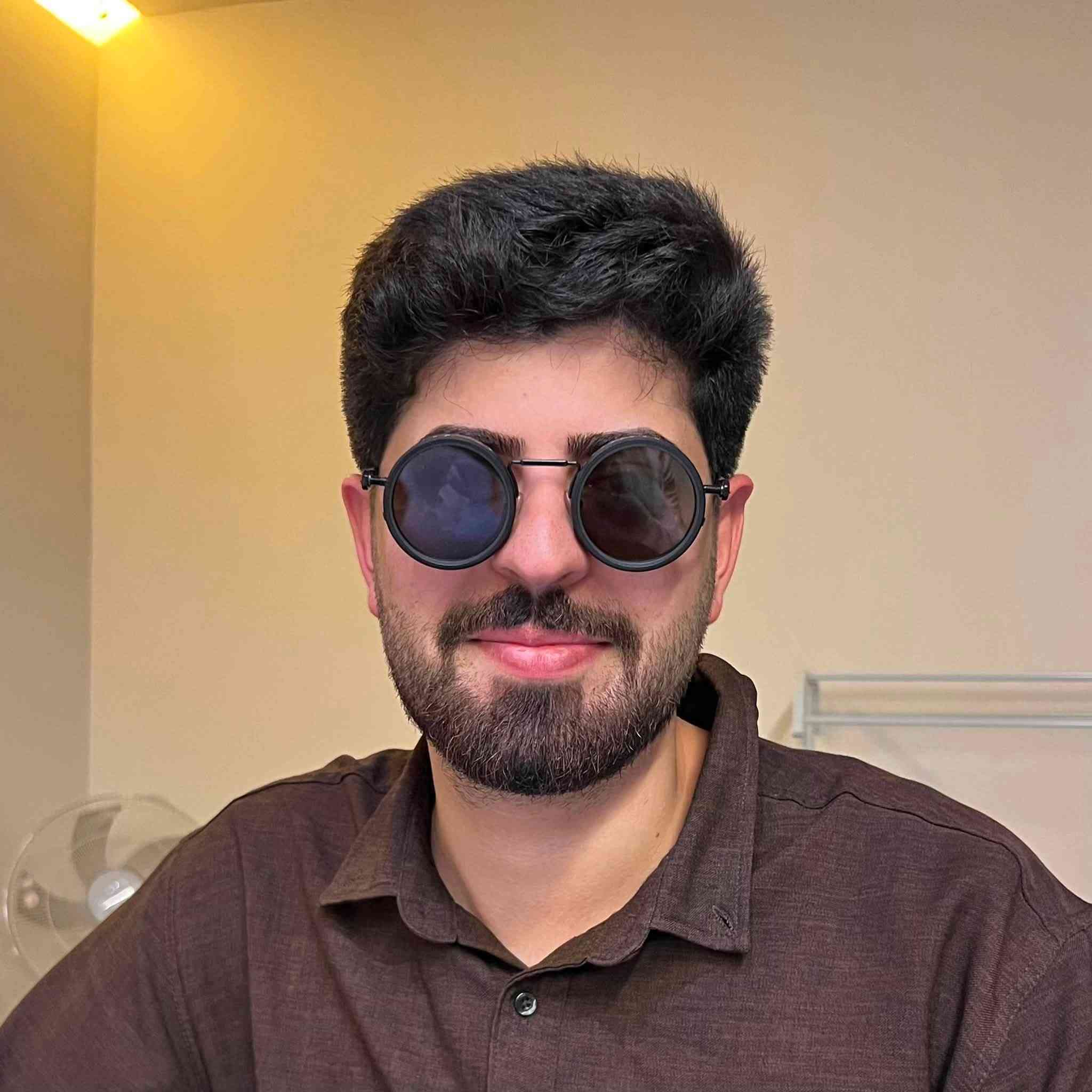 نظارة "ND Vario" الشمسية الدائرية بتصميم ستيم بانك العصري
نظارة شمسية مميزة تجمع بين التصميم الدائري الكلاسيكي ولمسات "الستيم بانك" الميكانيكية الفريدة، مصممة لعشاق التميز والإطلالات غير التقليدية.

• عدسات دائرية متغيرة: توفر مظهراً غامضاً وأنيقاً وحماية ممتازة من أشعة الشمس اليومية.

• حلقة تحكم ميكانيكية متغيرة: تتميز بإطار يحمل مؤشر "ND Vario" مع علامات تدريج دقيقة قابلة للتدوير لإعطاء طابع ميكانيكي فريد يشبه عدسات الكاميرا.

• أذرع معدنية مزودة بسبرنغات (زنبرك): تصميم ميكانيكي مبتكر للأذرع يحتوي على سبرنغ خارجي يعزز المرونة والمظهر العصري.

• هيكل معدني متين بالكامل: النظارة تأتي باللون الأسود المطفي اللامع مع مفاصل متينة مثبتة ببراغي ميكانيكية بارزة.

• وسادات أنف مريحة: مزودة بوسادات أنف شفافة وقابلة للتعديل لتضمن ثبات النظارة وراحتها أثناء الارتداء الطويل.

• التصميم: ستيم بانك ميكانيكي / دائرية الشكل.
• اللون: أسود بالكامل (الهيكل والعدسات).
• نوع العدسة: دائرية مع إطار خارجي دوار بمؤشر "ND Vario".
• ميزة الأذرع: مدعمة بسبرنغ (زنبرك) خارجي مرن ومفاصل ميكانيكية بارزة.
• جسر الأنف: معدني مزدوج وثابت.

 محتويات العلبة:
• النظارة الشمسية الدائرية "ND Vario".
• حافظة نظارة صلبة (كفر) باللون الأسود.


**إذا كنت صاحب هذا الإعلان وتريد حذفه لأي سبب، رجاءا أرسل رسالة إلى الدعم الفني**