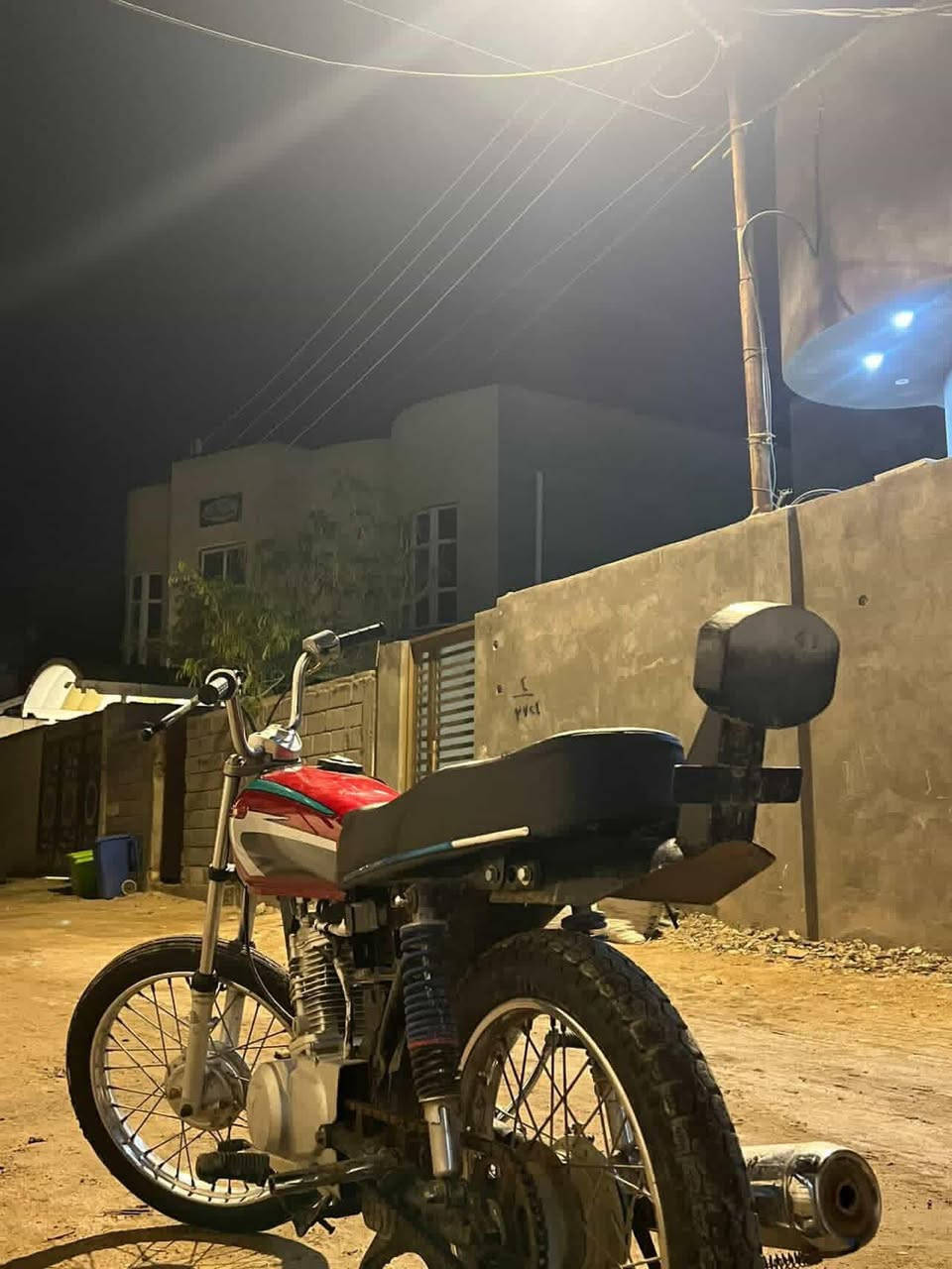 السلام عليكم. ايراني. رايد مراوس بماكس. عدله او منغولي. مكاني ابي الخصيب الحي العسكري.   مكلف بالنشر. 
رقم صاحب الدراجه.   ***********واتساب.
