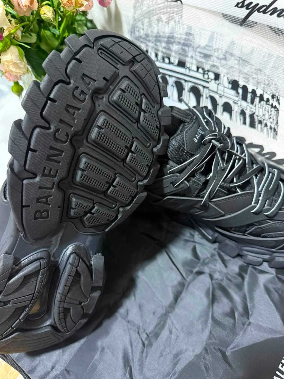 حذاء سنيكرز بالنسياغا تراك (Balenciaga Track Sneaker) باللون الأسود الكامل "Triple Black"

للحجز خاص


**إذا كنت صاحب هذا الإعلان وتريد حذفه لأي سبب، رجاءا أرسل رسالة إلى الدعم الفني**