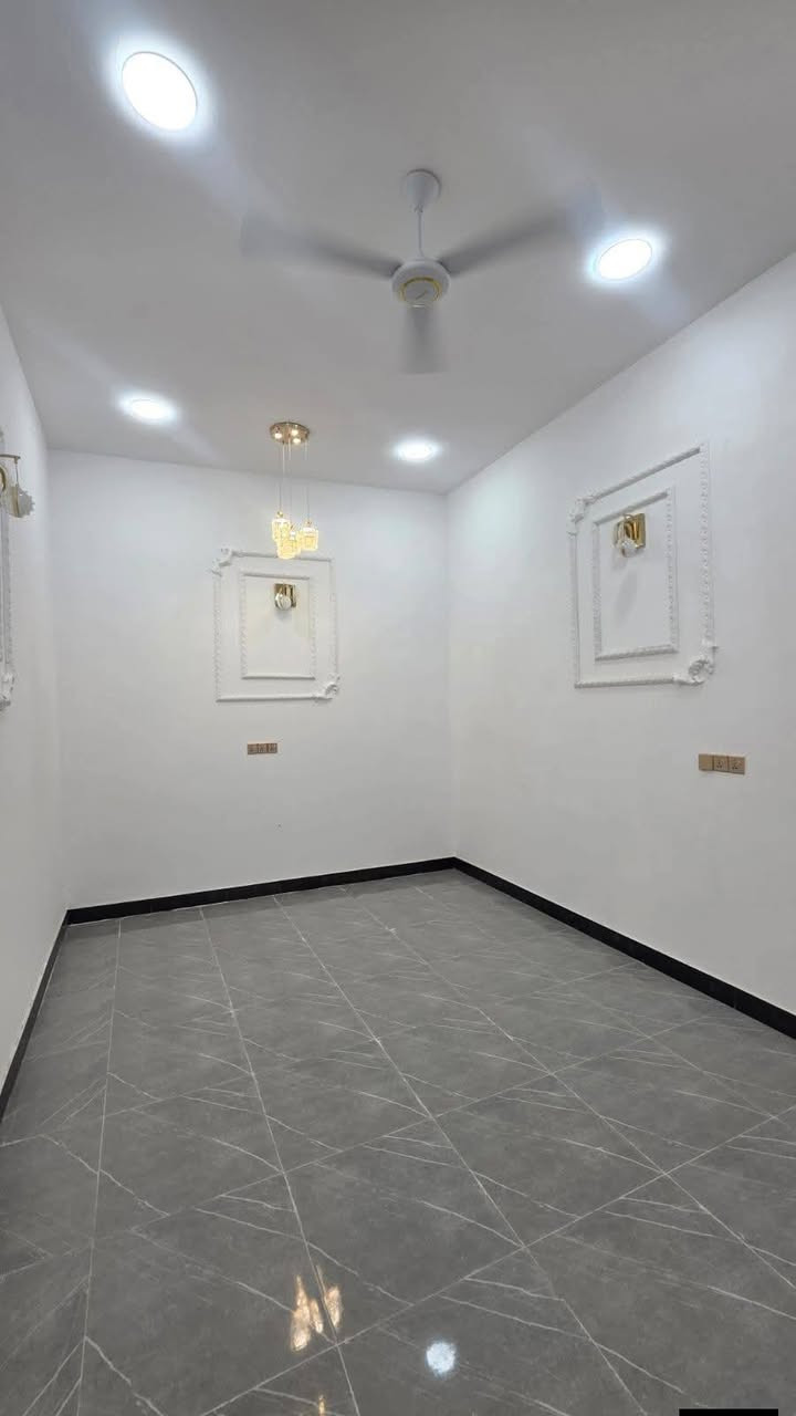 #اسعد_الله_اوقاتكم_بكل_خير⁉️👋🏼
***********
دار سكن للبيع بناء 2026

#المساحه 200متر 

#جنس_العقار :: طابو ملك صرف زراعي باسم عراقي سند 25 

#العنوان :: البصره كوت ثويني موقع راقي

#يحتوي البيت على 2 غرف منام كبار
و ديوان
و مطبخ و صاله
و مناور عدد 2
و صحيات داخلي وخارجي  و كراج سياره
ويحتوي علي حديقه🌲🌲

#البيت جاهز من كلشي تستلم البيت عنده المكاتبه
كامل من مقطوره و كيزر و ماطور
جيب اثاثك و اكعد
و الف عافيه الي ياخذه

جميع الخدمات متوفره ماء كهرباء  
#السعر ((108 مليون وبي مجال  بلاش
فارق جاهزة للسكن تستلم بيتك عند المكتبة مباشر 
#للاستفسار الاتصال على الهاتف 📳📞 ***********
