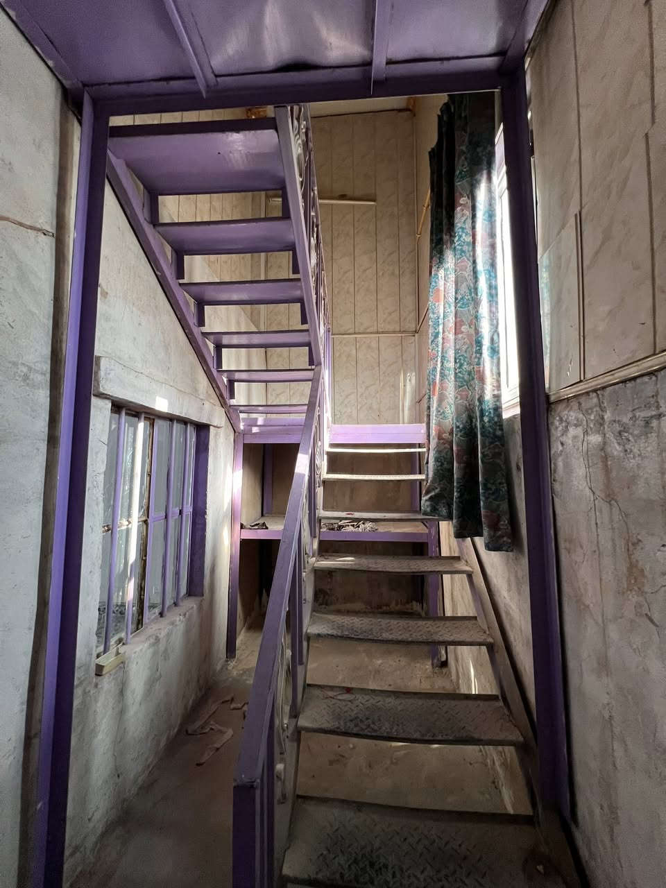 السلام عليكم بيع مستعجل ساندويچ بنل بيت بمساحة 70 م
يحتوي على غرف عدد 2 وحولي 

شبابيك 3 وباب اللمنيوم 

تغلييف كامل 

السقف يحتوي على قطعتين ومرده امطار 

باب خشب عدد2 

كما موضح في الصور 

حديد قالب كامل مع سطح جينكو 
تاسيس كهرباء كامل 

سقيفه خارج البيت جينكو 
ابيع الساندويج والحديد وكلشي كامل شلع 

العنوان بغداد الدورة 

للاستفسار الاتصال على *********** واتساب
