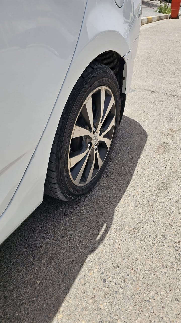 البيع اكسنت مديل ٢٠١٥  سياره مابيه اي نقص جاهزه مال جناي ال سعر ٩٥ بيهه مجال سياره بلكوت ورقم واسط  ب اسمي هذا رقمي ***********
