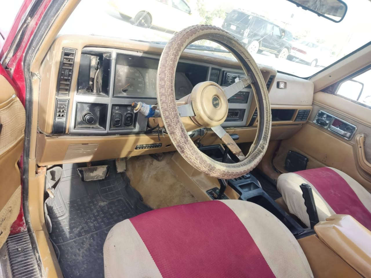 سلام عليكم للبيع او مراوس جيب شيروكي عضم رقم بغداد راعيه يمي بناصريه 1992 مكينه وكير 2ونص جدد حداديه جديد تخم تاير باتري جديد كهربائيات شغاله سياره جاهزة خير من الله ترايك وين ماتريد سعر 35 وبيه مجال مكاني ناصريه مركز ***********
