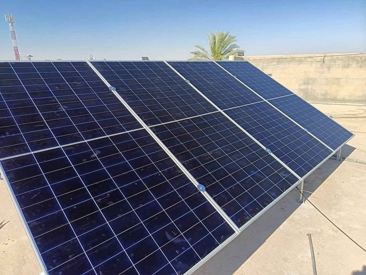 #الطاقة الشمسية ☀️ تعني كهرباء⚡⚡ ٢٤ ساعة.
أتصال +واتساب
*********** ☎️***********  م. رافد

#بالتعاون مع شركة اضواء للطاقة الشمسيه

#تم بحمد الله تعالى تجهيز و نصب منظومة طاقة شمسية عالية الكفاءة لمنزل الدكتور علي الدخيل في قضاء الشرقاط / قرية الخصم و بواقع ٣٠ أمبير نهاري و ٣٠ أمبير ليلي.
مكونات المنظومة :
1-الواح لونجي هيمو X10 عدد ١٤ ضمان ١٥ سنة.
2 - انفيرتر فلستي ١٢ كيلو واط ضمان سنه.
3 - باتري ليثيوم نوع فلستي ١٥ كيلو واط عدد ٢ ضمان ٥ سنوات.
4 - هيكل حديدي مغلون ١،٥ ملم
5-كيبلات DC ٦ ملم و كيبلات AC ٤ ملم.
6- لوحة توزيع تشمل قواطع DC و قواطع AC و جوزات ذكية. 
#اسعار مناسبة و صيانة مجانية.
#نقد و#اقساط
