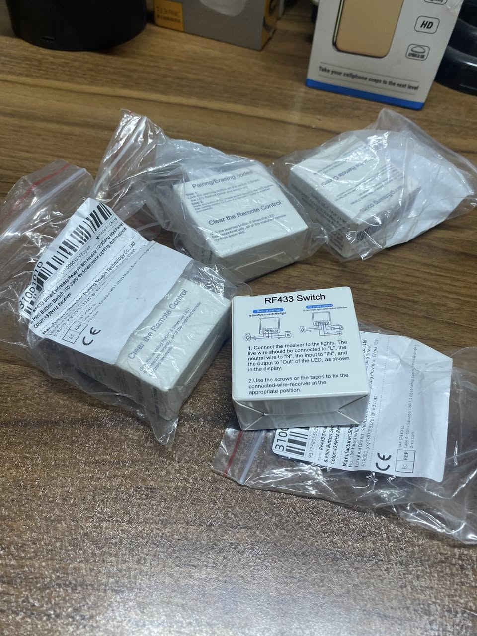 4 قطع بدون ريموت
السعر 15 الف كلهم 
هذا الجهاز هو مستقبل مفتاح لاسلكي ذكي (RF433 Switch) يُستخدم للتحكم في تشغيل وإطفاء الإضاءة والأجهزة الكهربائية عن بعد [1].يعمل الجهاز كـ "مرحل" (Relay) يتم تركيبه داخل الجدار خلف المفتاح التقليدي أو بالقرب من وحدة الإضاءة، ويتيح لك التحكم بالإنارة باستخدام ريموت كنترول أو مفاتيح لاسلكية تعمل بتردد 433 ميجاهرتز 
توصيل جميع المحافضات 5 الاف
#ابوهاجرامزون


**إذا كنت صاحب هذا الإعلان وتريد حذفه لأي سبب، رجاءا أرسل رسالة إلى الدعم الفني**