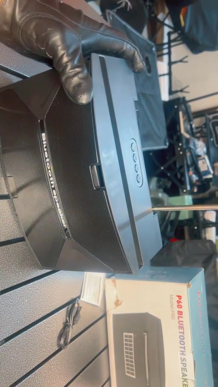 �✨ مكبر صوت بلوتوث محمول P60 ✨🔊
استمتع بصوت قوي وتصميم كلاسيكي أنيق يشبه الراديو القديم 😍🎶
مثالي للبيت 🏠، الرحلات 🏕️، والجلسات الخارجية 🌅

📌 أهم المميزات:
🔹 يدعم البلوتوث Bluetooth 5.0 - 5.3 لاتصال سريع وثابت
🔹 تشغيل عبر USB / AUX / بطاقة TF-SD 🎵
🔹 صوت ستيريو قوي مع Super Bass 🔥
🔹 راديو FM مع هوائي خارجي 📻
🔹 بطارية مدمجة قابلة للشحن 🔋
🔹 بعض الموديلات تدعم الشحن بالطاقة الشمسية ☀️
🔹 إضاءة RGB ملونة تضيف أجواء مميزة 🌈
🔹 ميكروفون مدمج للمكالمات 📞
🔹 مقاوم لرذاذ الماء 💦

🎧 مناسب للتخييم، السفر، الكوفيات، والجلسات الشبابية🫶🏻


**إذا كنت صاحب هذا الإعلان وتريد حذفه لأي سبب، رجاءا أرسل رسالة إلى الدعم الفني**