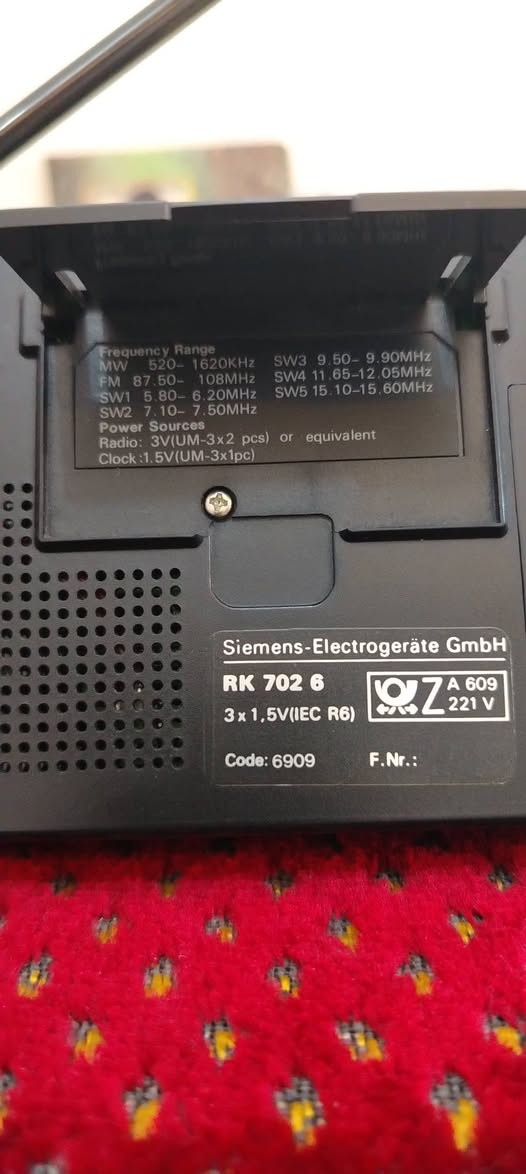 جهاز راديو  SIEMENS RK702
الصنع ألماني ويعتبر من النوادر 
نظافة ٩٩ ٪
يعمل بثلاث باتريات قلم
الموجات / fm_ am_ sw1_sw2_sw3_sw4_sw5
ساعة محلية وساعة عالمية لكل البلدان 
أريل الأصلي... ما مفتوح نهائيا
السعر ٧٥ الف
هاتف ***********
